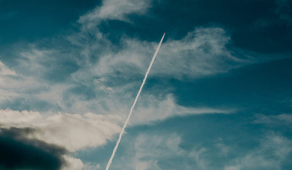 Flugzeugstreifen am Himmel