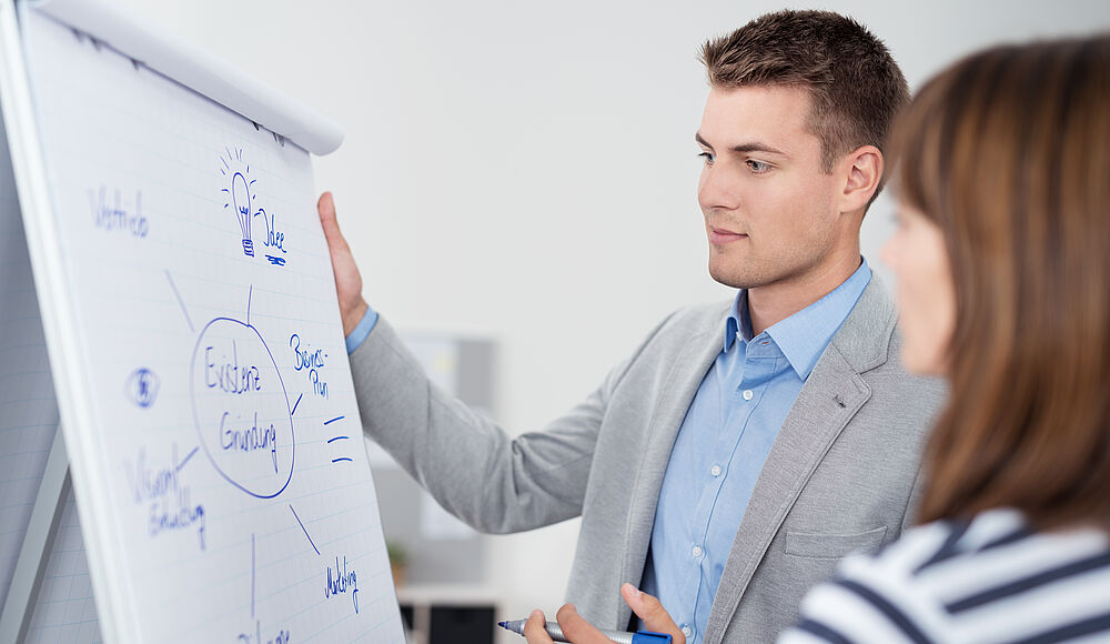 Zwei Personen planen eine Gründung