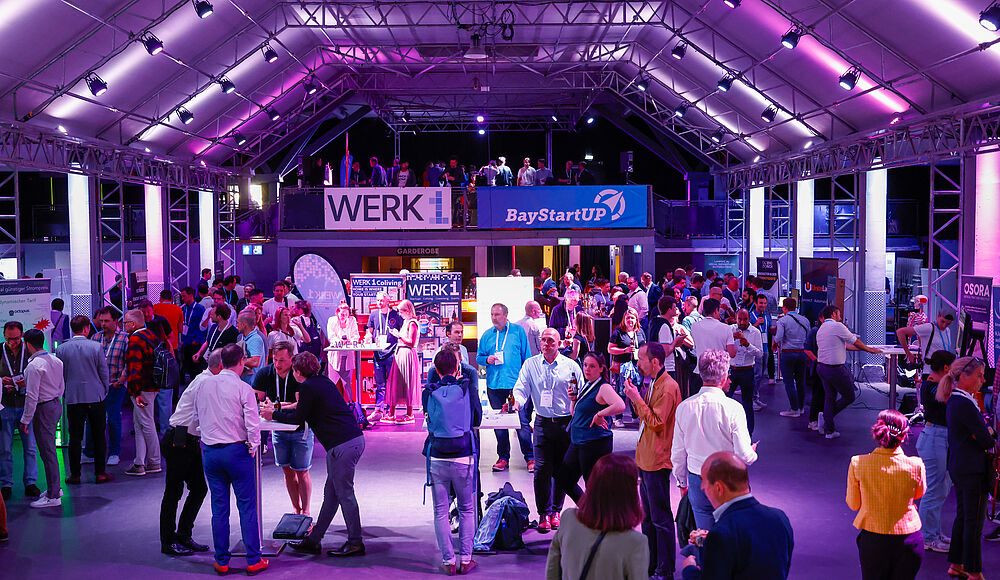 Eventfoto mit Menschen in einer Halle