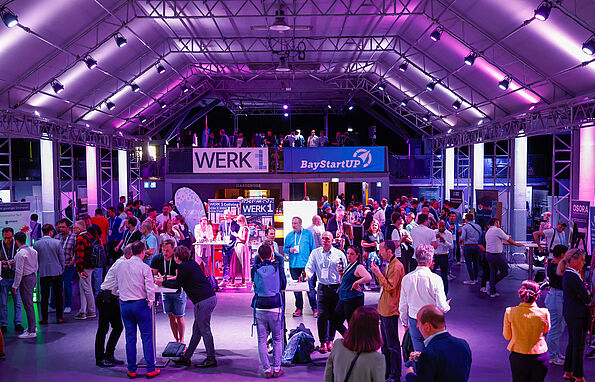 Eventfoto mit Menschen in einer Halle