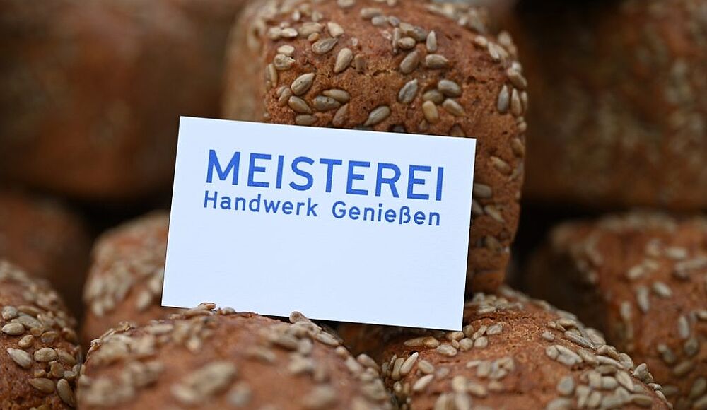 Brot aus der Bäckerei mit Logo-Schild