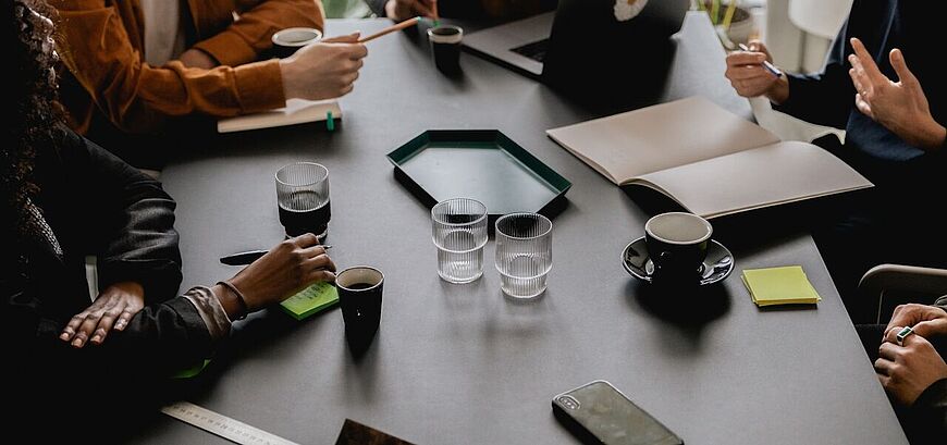 Büromaterialien auf einem Tisch