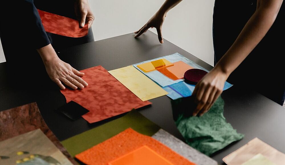 Tisch mit verschiedenen Workshop-Materialien