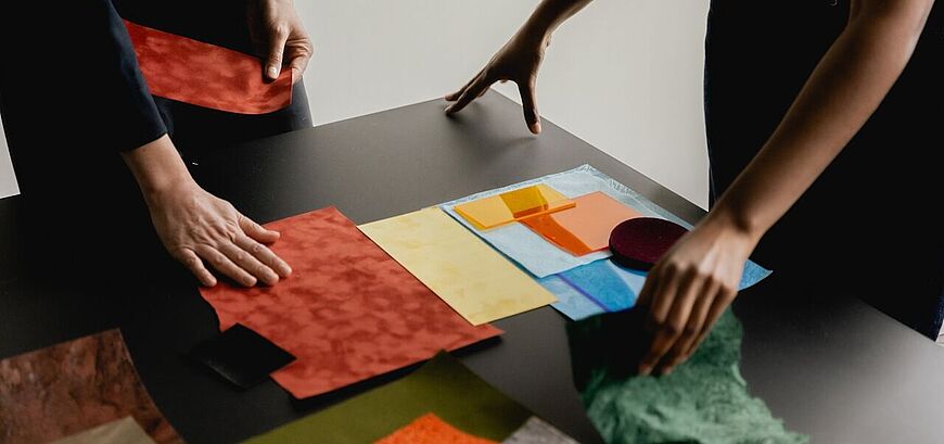 Tisch mit verschiedenen Workshop-Materialien