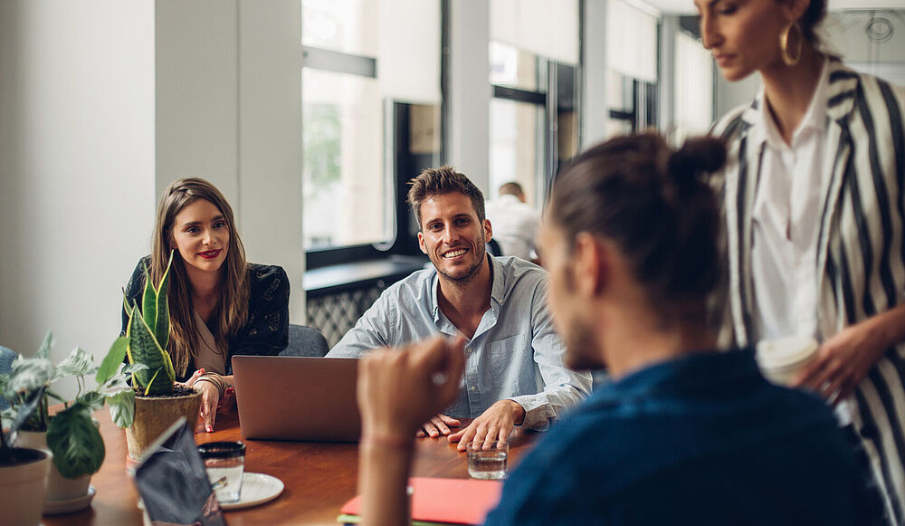 Foto von jungen Personen im Gespräch